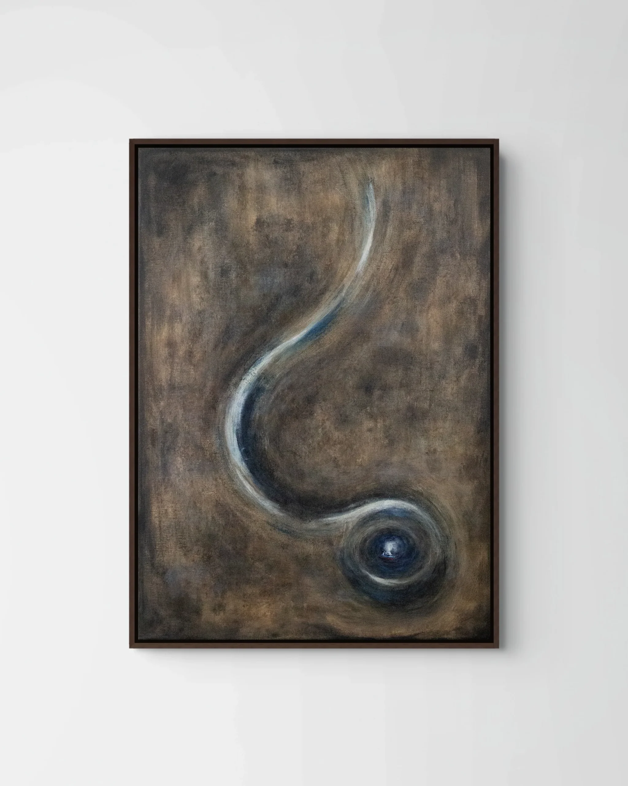 Becoming, abstraktes Gemälde in Braun-, Blau- und Weißtönen mit spiraliger Bewegung