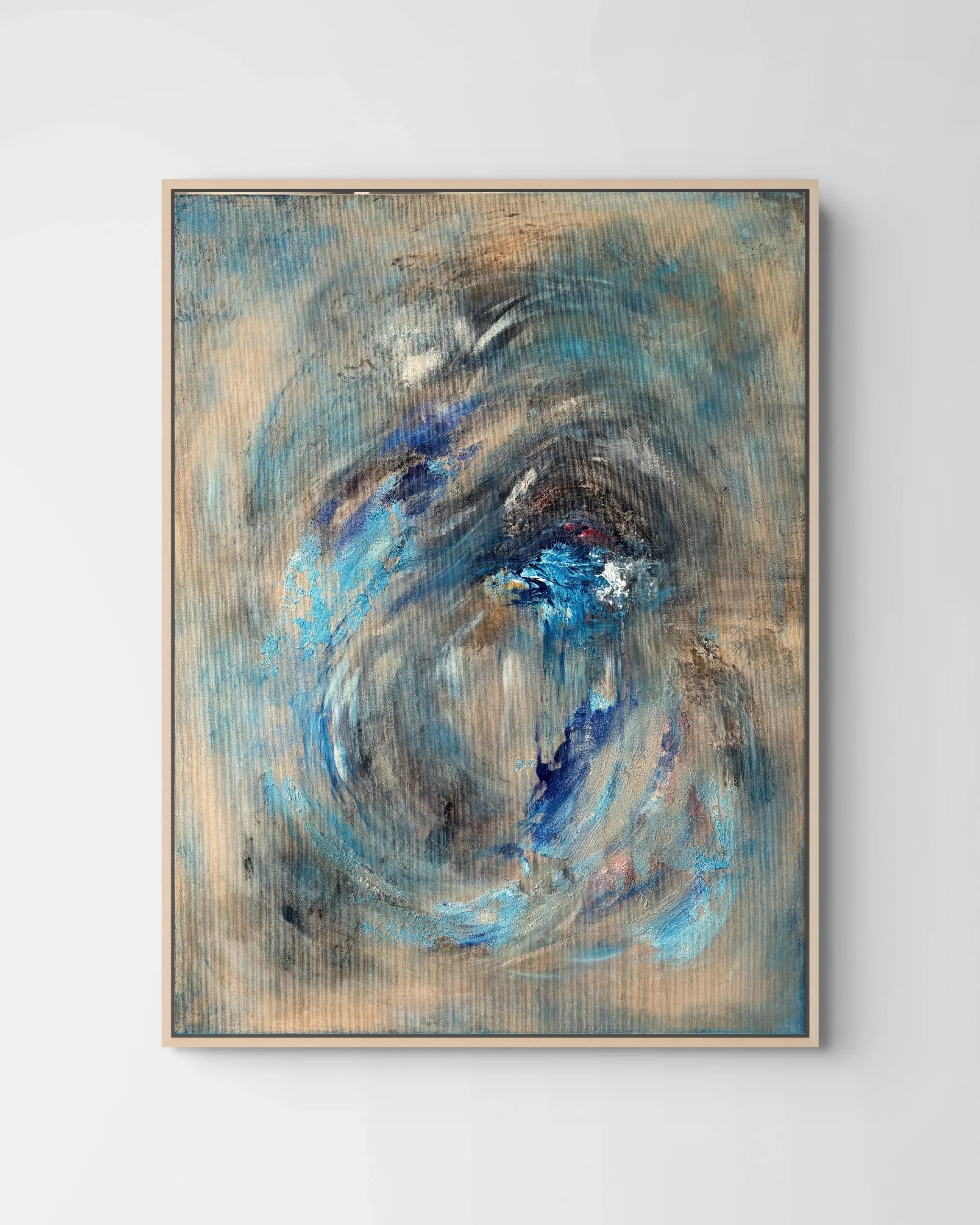 Emerging, abstraktes Gemälde auf naturfarbenem Grund mit kräftigen blauen und dunklen Wirbeln